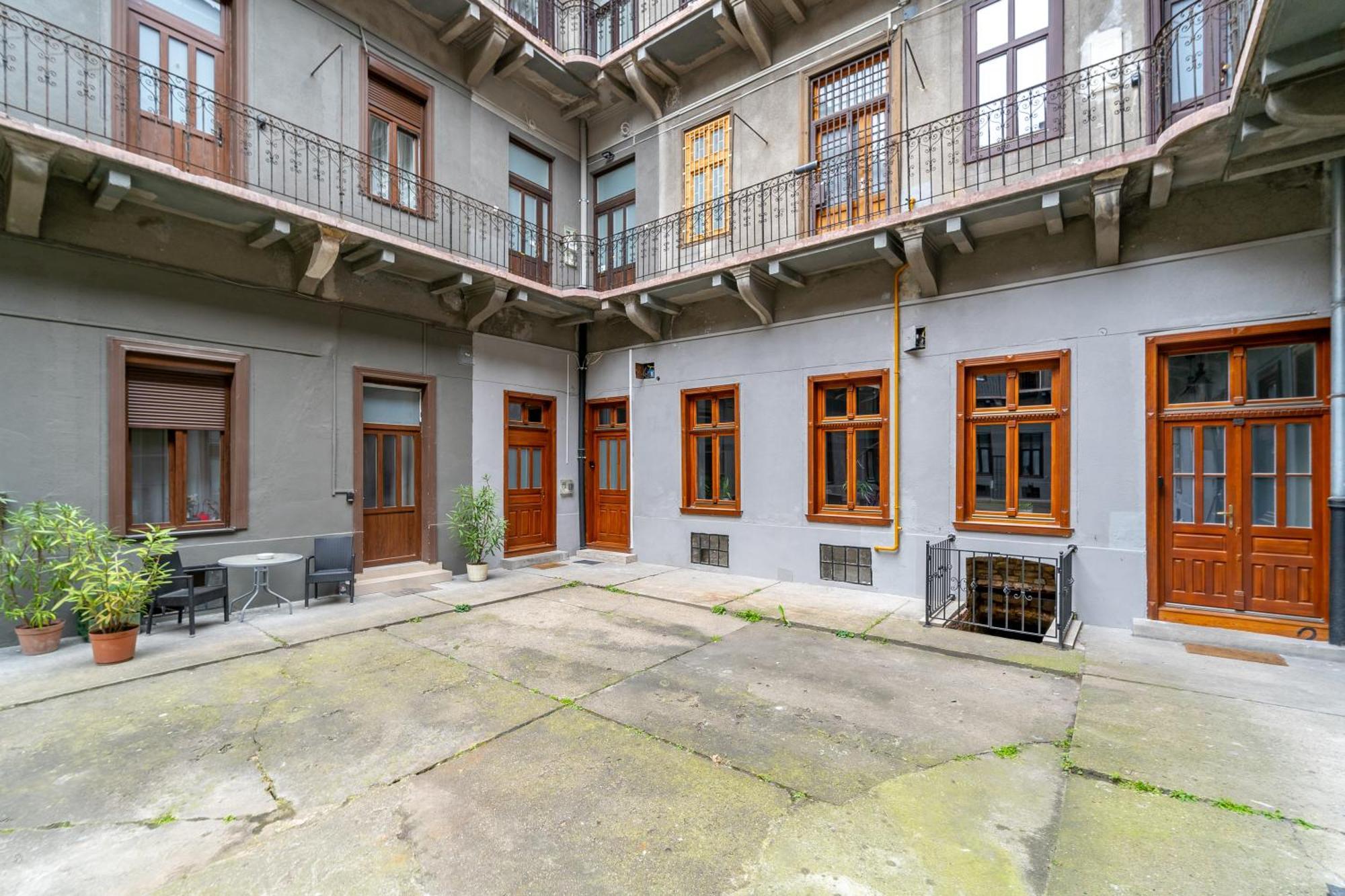 Azure Oasis In The Heart Of The City Budapest Exterior foto